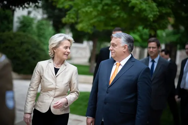 La presidente della Commissione europea con il premier ungherese a Budapest. Foto Ansa