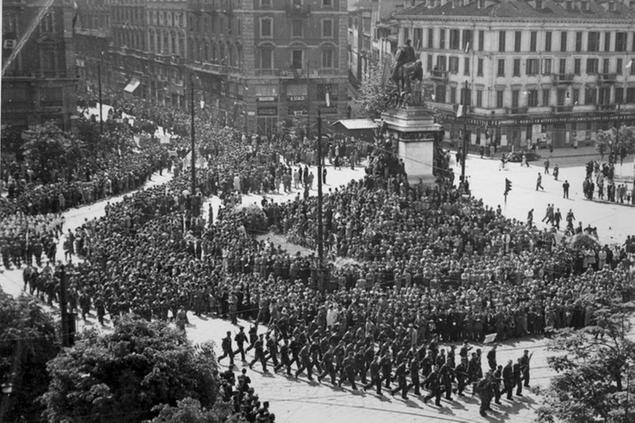 \\u00A9Publifoto/LaPresse 30-04-1945 Milano, Italia Interni Nella foto: sfilata di partigiani in Milano.