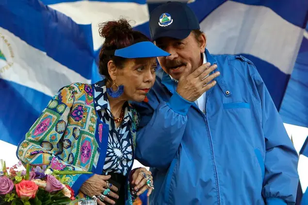 Il presidente del Nicaragua, Daniel Ortega, con sua moglie, la vicepresidente Rosario Murillo (foto AP)