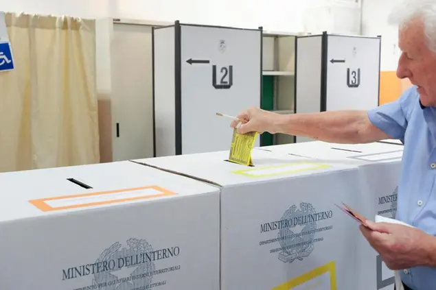 Foto LaPresse 12/06/2022 Torino (Italia) Cronaca Referendum sulla Giustizia 12 giugno - seggi elettorali Nella foto: Elettori durante la votazione Photo LaPresse February 12/06/2022 Torino (Italy) News Referendum on Justice , 12 June - polling station In the picture: Voters during the vote