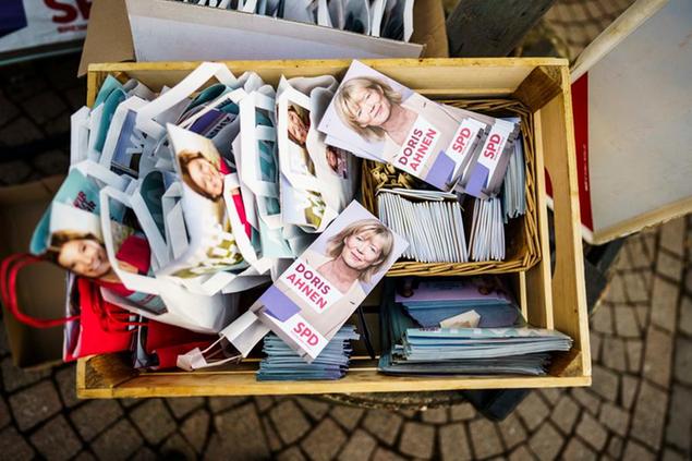 27 February 2021, Rhineland-Palatinate, Mainz: Flyers with the portraits of Doris Ahnen (SPD), candidate for the electoral district of Mainz II, and Malu Dreyer (SPD), Minister President and top candidate for the state parliamentary elections, lie in a basket. The Corona pandemic has revived the analogue election campaign with flyers and posters and at the same time brought forth new digital formats. The state election in Rhineland-Palatinate is scheduled to take place on 14 March 2021. Photo by: Andreas Arnold/picture-alliance/dpa/AP Images