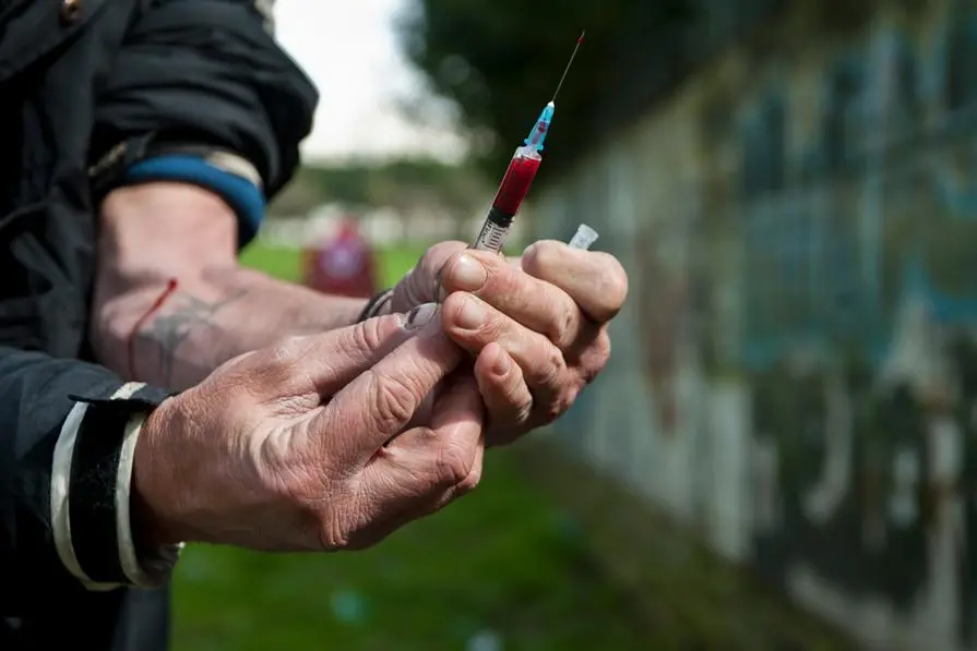 27/03/2013 Roma,Tira Dritto iniziativa di Croce Rossa Italiana e Villa Maraini per dire no alla cocaina con l'occupazione simbolica dei luoghi dello spaccio. Nella Foto un tossicodipendente si inietta una dose di eroina