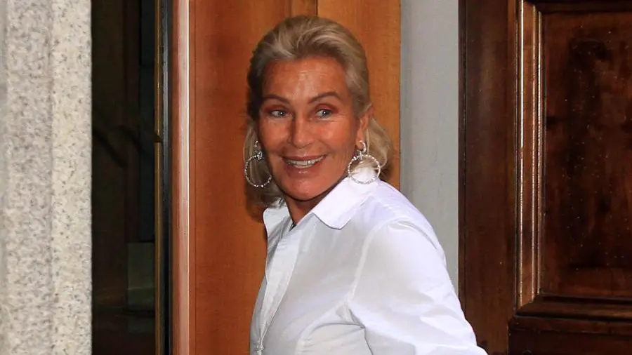 Silvia Monti, attrice scomparsa a 80 anni, con il marito Carlo De Benedetti e la boutique Kiss Me More a Porto Rotondo