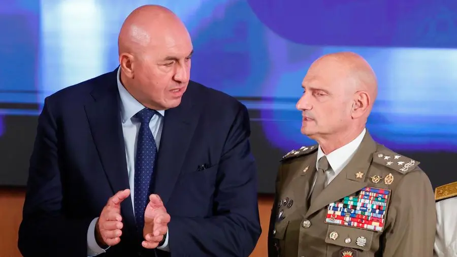 Ministro della Difesa tenta di prolungare i mandati di due vertici militari, ma il provvedimento viene respinto