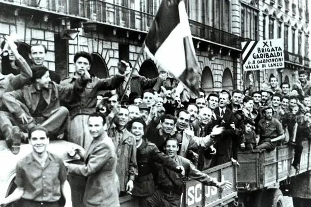 ©Publifoto/Lapresse 25-04-1945 Torino Italia Interni Guerra di Liberazione Nazi-Fascista. Nella foto : Sfilata di partigiani per le vie della citta'.