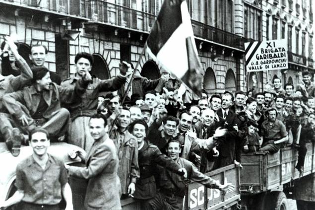 \\u00A9Publifoto/Lapresse 25-04-1945 Torino Italia Interni Guerra di Liberazione Nazi-Fascista. Nella foto : Sfilata di partigiani per le vie della citta'.