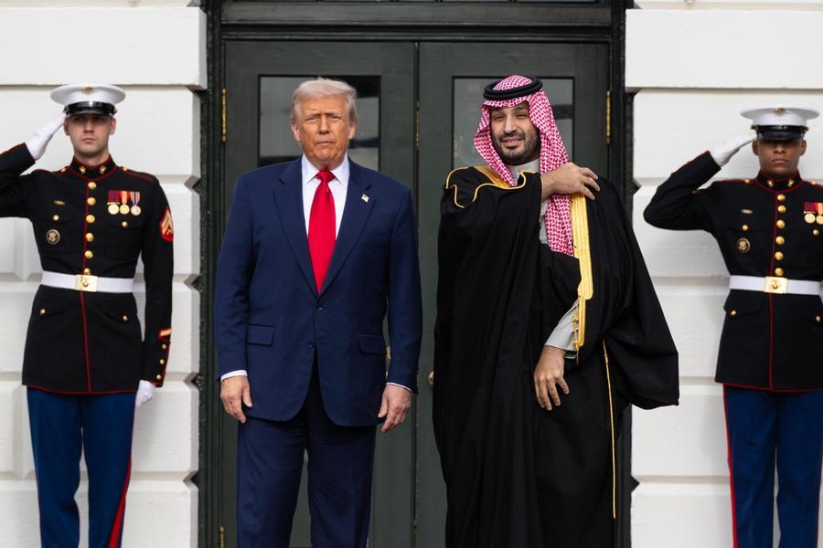 Riunione diplomatica con rappresentanti sauditi e americani, tavolo negoziati, mappe del Medio Oriente sullo sfondo