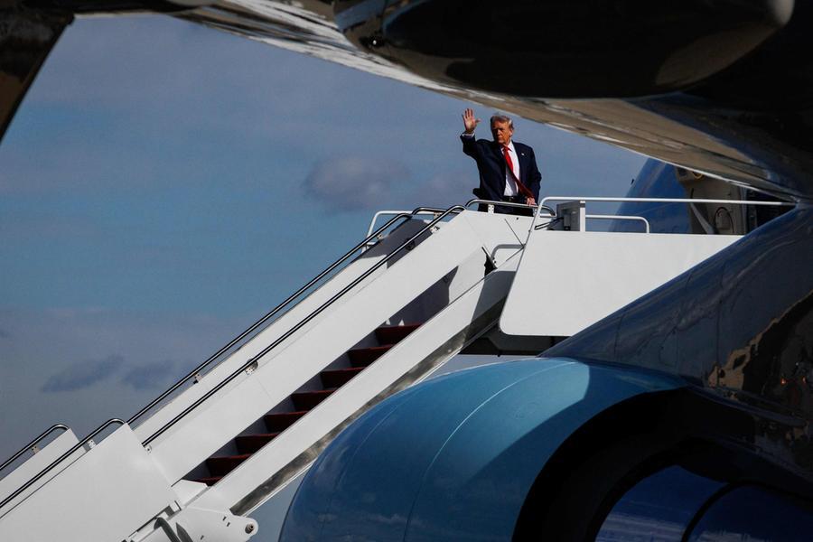 L’Air Force One diretto a Davos torna indietro per un guasto elettrico. Trump: «Probabile soluzione con Ue sulla Groenlandia»