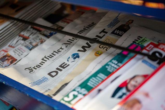 PRODUCTION - 25 October 2021, Netherlands, Amsterdam: Newspapers and magazines lie in a display at a newsagent's. Photo by: Fernando Gutierrez-Juarez/picture-alliance/dpa/AP Images