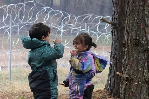 (Migranti tra confine polacco e bielorusso. Foto LaPresse)