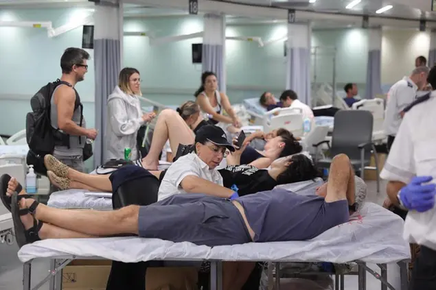 A Tel Aviv molti volontari si sono affollati all'ospedale per donare il sangue (foto EPA)