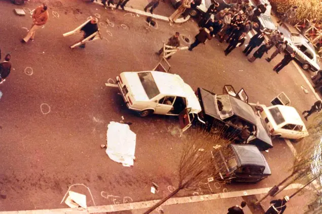 Un'immagine scattata in Via Fani la mattina del 16 marzo 1978 (Ansa)