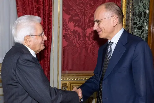 Roma - Il Presidente della Repubblica Sergio Mattarella con il Sen. Prof.ssa Simona Flavia MALPEZZI e On. Avv. Debora SERRACCHIANI, rispettivamente Presidente del Gruppo Parlamentare “Partito Democratico - Italia Democratica e Progressista” del Senato della Repubblica e della Camera dei deputati, accompagnati dall’On. Prof. Enrico LETTA, Segretario nazionale del “Partito Democratico”, dalla Dott.ssa Valentina CUPPI, Presidente del “Partito Democratico” e dall’On. Prof.ssa Maria Cecilia GUERRA, membro del “Partito Democratico - Italia Democratica e Progressista”, oggi 20 ottobre 2022. (Foto di Paolo Giandotti - Ufficio Stampa per la Stampa e la Comunicazione della Presidenza della Repubblica)