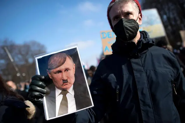 27/02/2022 Berlino, in centinaia di migliaia in piazza per protestare contro l'invasione della Russia in Ucraina. Foto Putin con baffi e caricatura Hitler