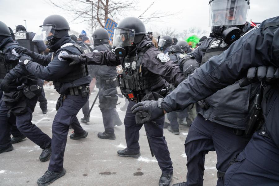 Usa, la strategia della tensione di Trump: Minneapolis invasa da agenti in mimetica