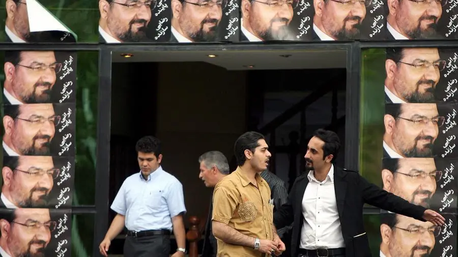 Un gruppo di leader iraniani si riunisce in un ambiente strategico, con un focus su sicurezza e politica estera