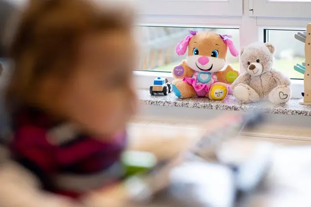 03 February 2020, Baden-Wuerttemberg, Backnang: Teddy bears sit behind a child in a therapy chair. Photo by: Sebastian Gollnow/picture-alliance/dpa/AP Images