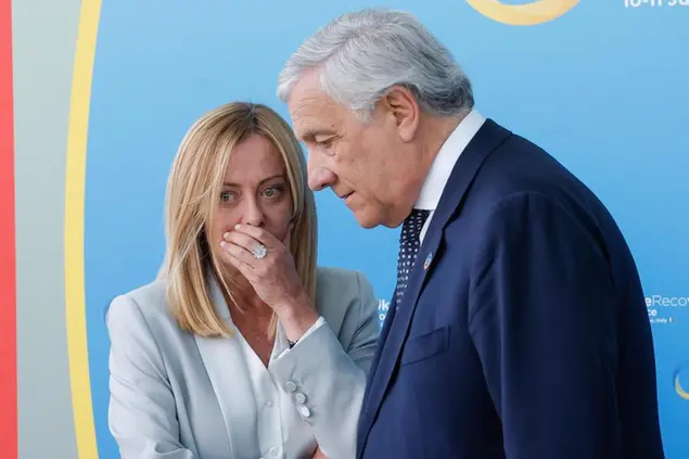 Il ministro Antonio Tajani e la premier Giorgia Meloni alla conferenza sulla ricostruzione dell'Ucraina che si è tenuta a Roma