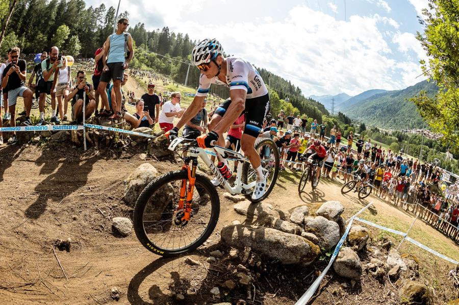 Van der Poel in gara a Les Gets, preparandosi ai Mondiali di Mountain Bike