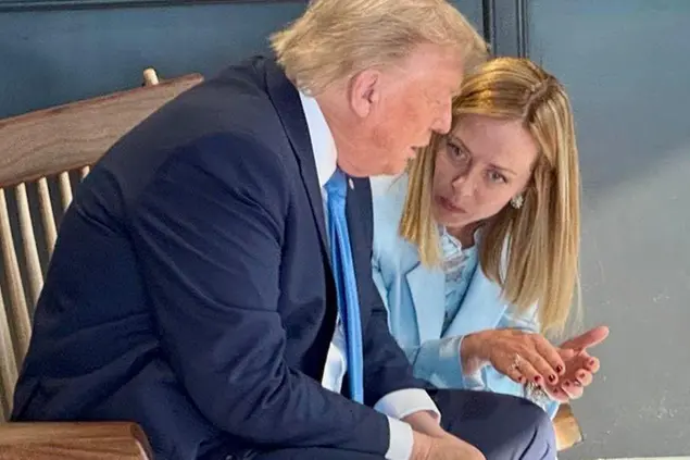 (Il presidente Usa e la premier italiana insieme a margine del G7 canadese. Foto X / Meloni)