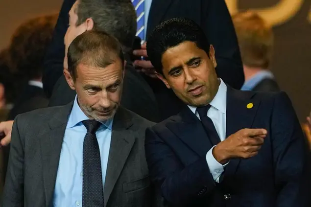 Il presidente dell'Uefa, Aleksander Čeferin, con il presidente del Psg, Nasser Al-Khelaifi (FOTO EPA)