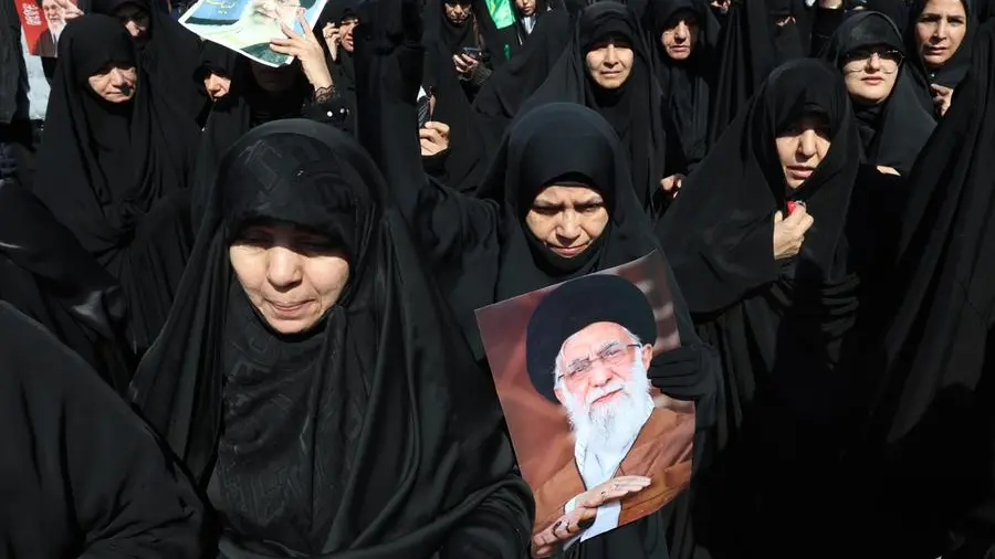 Trump pretende la resa totale dell’Iran. «La scuola delle bambine colpita dagli Usa»