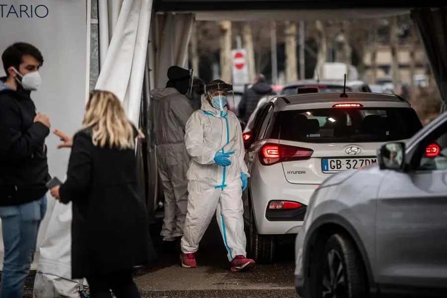 27/12/2021 Roma, molte persone in coda per i tamponi anti covid 19 della Asl Roma1 a Tor di Quinto