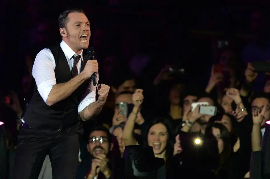 Gli indignati che criticano Tiziano Ferro pensano che chi monta i palchi  sia milionario?