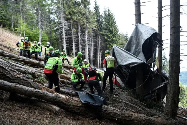 Foto Piero Cruciatti / LaPresse 26/05/21 - Stresa, Italia News Incidente funivia Stresa-Mottarone Nella foto: Sopralluogo del Soccorso Alpino sul luogo dell’incidente della Funivia Stresa-Mottarone Foto Piero Cruciatti / LaPresse 26/05/21 - Stresa, Italia News Cable car disaster site In the photo: Members of the Alpine Rescue team work on the site of the cable car disaster that killed 14 people on Sunday