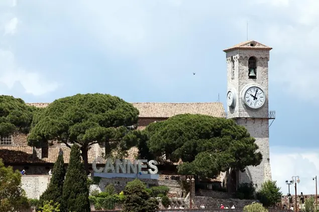 Una torre nei dintorni di Cannes: l'orologio è rimasto fermo alle 10, orario del blackout