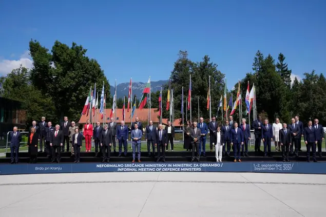 (I ministri della Difesa dell'Unione europea insieme in Slovenia il 2 settembre. Foto LaPresse)