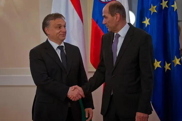 (Il premier ungherese e quello sloveno insieme nel 2012. Il sodalizio dura da anni, e Janez Janša vuole orbanizzare la Slovenia. Ma per ora non ha il potere che ha Orbán.\\u00A0Foto AP)