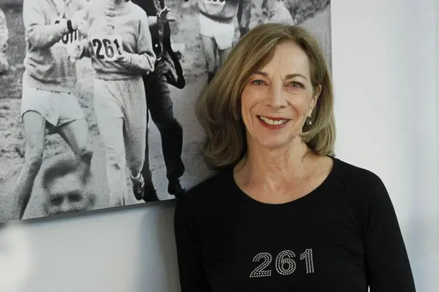 Kathrine Switzer, per poter correre la maratona di Boston del 1967, ha utilizzato uno stratagemma, registrandosi senza scrivere il suo nome per esteso (FOTO ANSA)