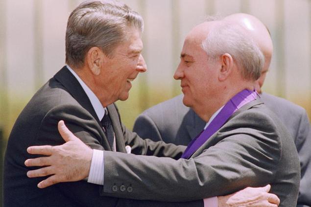 Reagan e Gorbaciov in una foto del 1992 (Ap)