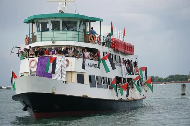 Una manifestazione per la Palestina a Venezia (Ansa)