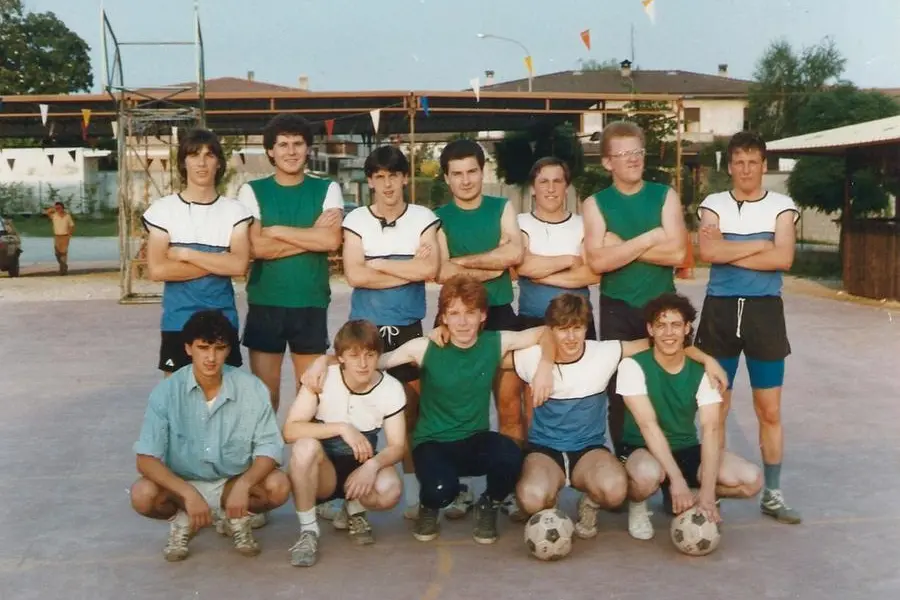 Il torneo si gioca da 40 anni. In foto le due finaliste 1985, Polmons Zovins e Dragoons Villalta (Credits: associazione Grun Tdb-Porpèt)