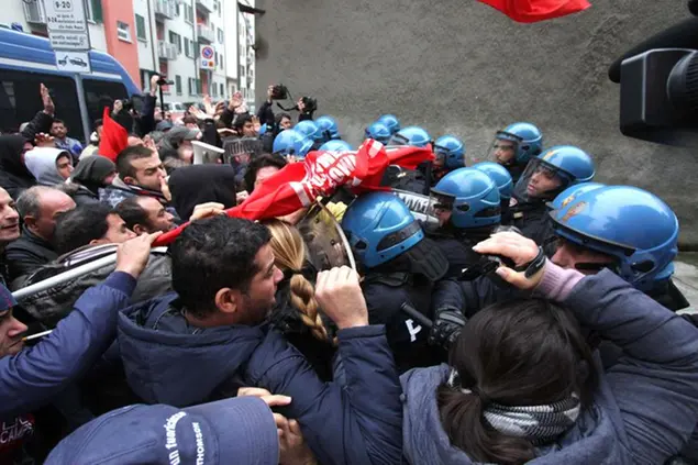 Proteste dei centri sociali e dei comitati per la casa durante uno sgombero di un appartamento Aler occupato abusivamente in via Tracia, a Milano, nel 2014