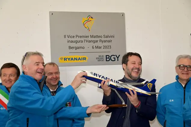 L’amministratore delegato di Ryanair, Michael O’Leary, con il ministro dei Trasporti, Matteo Salvini (foto LaPresse)