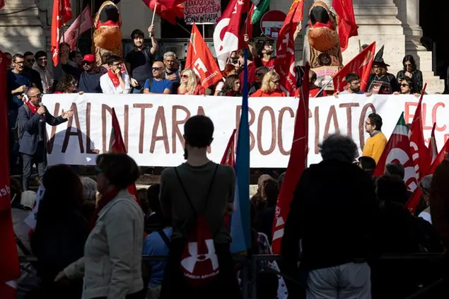 Una protesta davanti al ministero dell'istruzione