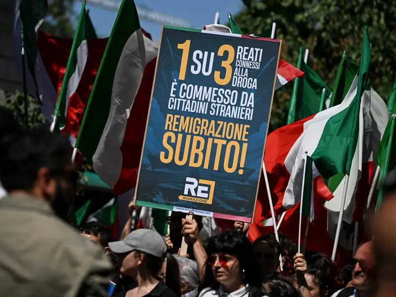 Noi, loro, la nazione: la costruzione del nemico e quel tuffo nel Ventennio