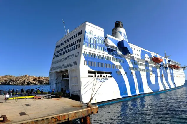 A Lampedusa gruppi di migranti trasferiti sulla nave 'Azzurra' per la quarantena anti Covid-19 (Foto LaPresse/Apn)