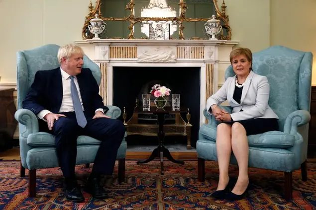 (La prima ministra scozzese vuole una Scozia indipendente dal Regno Unito e nell’Ue. Il suo stile politico è agli antipodi di quello del premier britannico.\\u00A0Foto LaPresse)