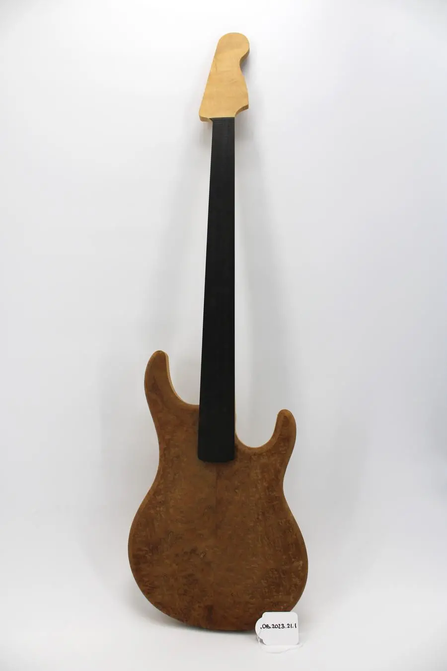 Chitarra lasciata incompiuta da Romain Naufle, giovane liutaio ucciso al Bataclan ©Dono di Doriane, Patricia e Bernard Naufle al Museo memoriale del terrorismo