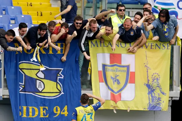 Chievo Verona's Alberto paloschi, bottom center, celebrates in front of his team's supporters after scoring during a Serie A Soccer match between Lazio and Chievo at Rome's Olympic stadium, Sunday, April 26, 2015. (AP Photo/Gregorio Borgia)