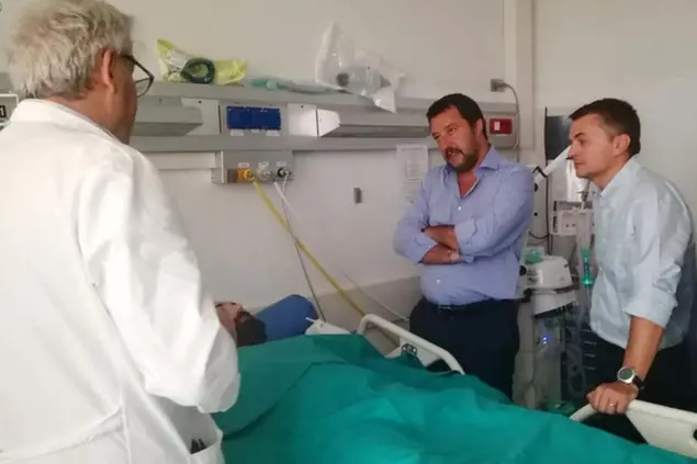 Matteo Salvini in visita all'ospedale San Martino di Genova (LaPresse)