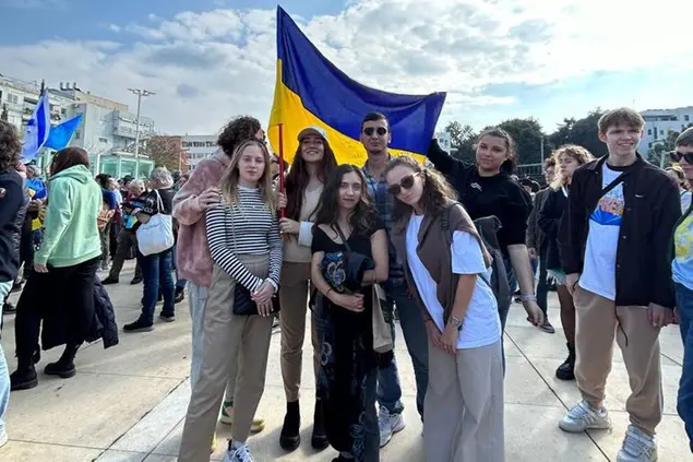Sasha durante una manifestazione a favore dell'Ucraina, con alcuni amici russi