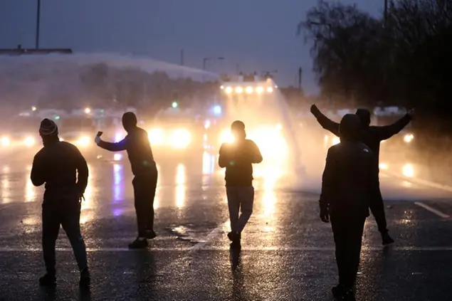 (Riot a Belfast. Foto AP)