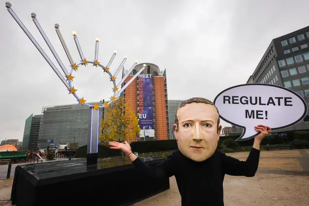 (Una protesta a Bruxelles per chiedere regole pi\\u00F9 incisive nei confronti di Facebook. Foto AP)