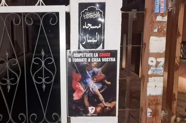 Uno dei volantini affissi ai centri islamici di Roma nella notte - Fonte: Pagina Facebook di Azione Frontale