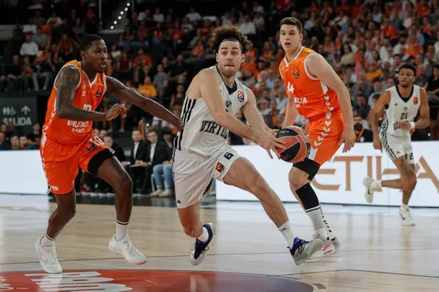 Il capitano della Virtus Bologna, Alessandro Pajola, in un'azione di gioco nella partita di Eurolega contro il Valencia basket (FOTO ANSA)